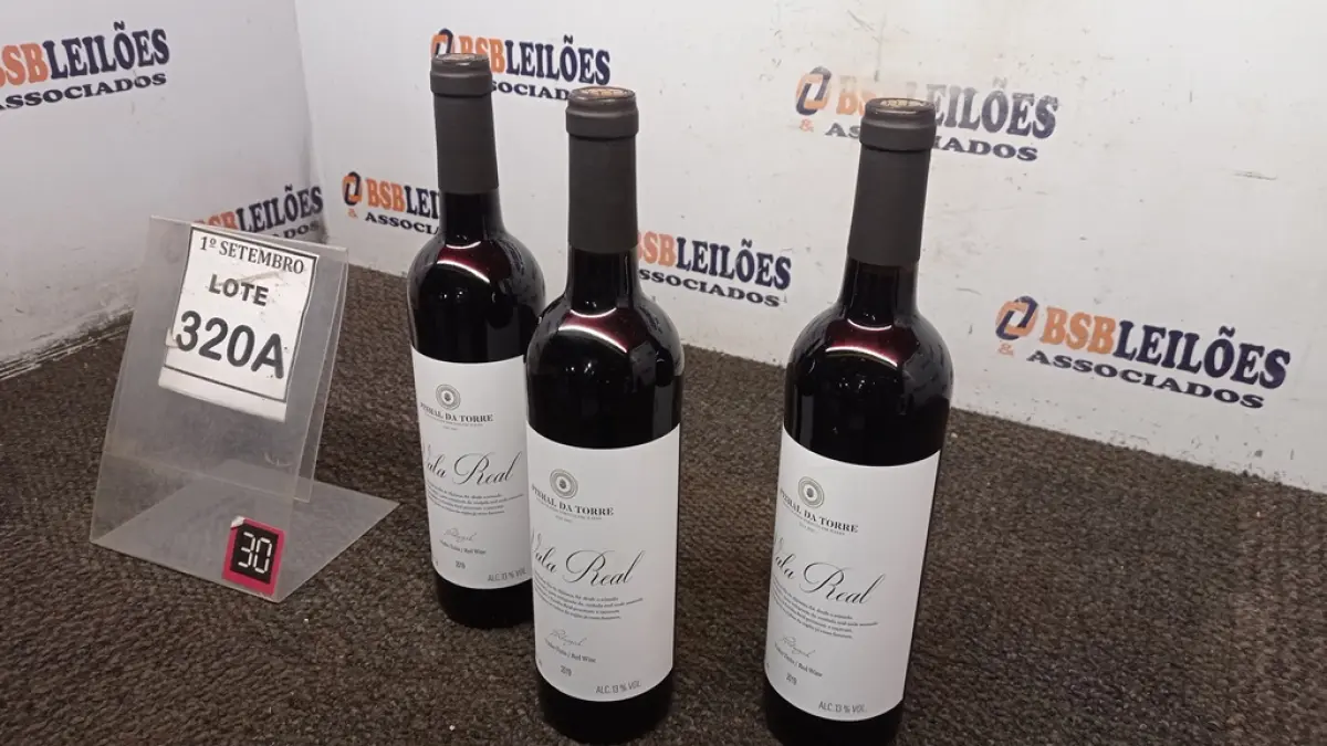 03 GARRAFAS DE VINHO TINTO VALA REAL PORTUGUÊS SAFRA 2019 750ML. (NO ESTADO) ATENÇÃO! FAZER A VISITAÇÃO ANTES DE ARREMATAR, NÃO SABEMOS SE FUNCIONA, LEILÃO NÃO TEM GARANTIA E NEM DEVOLUÇÃO, SUJEITO A POSSÍVEIS AVARIAS VISÍVEIS/OCULTAS E/OU AUSÊNCIA DE COMPONENTES.