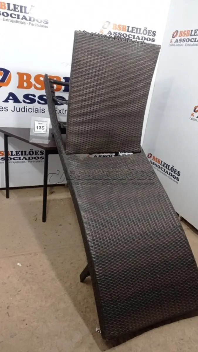 LOTE 135 - 01 ESPREGUIÇADEIRA. (NO ESTADO EM QUE SE ENCONTRA. SUJEITO A AVARIAS OCULTAS/VISÍVEIS.) BJ7365V