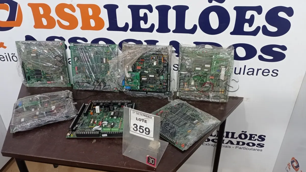 LOTE 359 - 05 PLACAS MÃE. (NO ESTADO) ATENÇÃO! FAZER A VISITAÇÃO ANTES DE ARREMATAR, NÃO SABEMOS SE FUNCIONA, LEILÃO NÃO TEM GARANTIA E NEM DEVOLUÇÃO, SUJEITO A POSSÍVEIS AVARIAS VISÍVEIS/OCULTAS E/OU AUSÊNCIA DE COMPONENTES.
