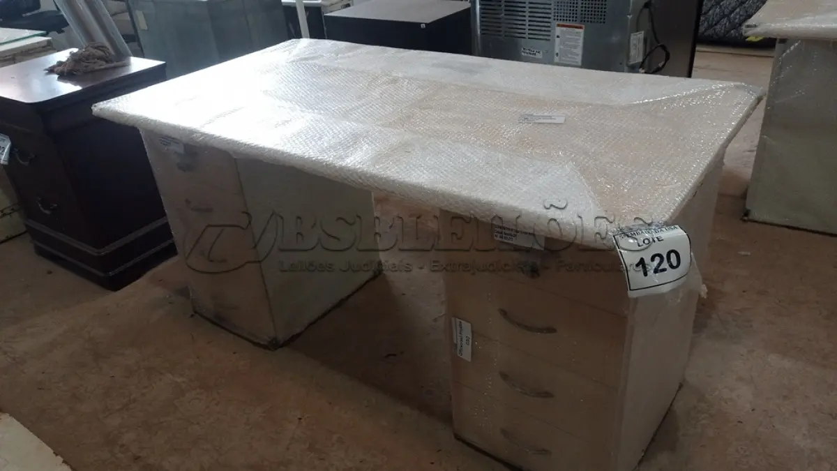 LOTE 120 - 01 MESA EM MADEIRA COM 02 GAVETEIROS. (NO ESTADO EM QUE SE ENCONTRA. SUJEITO A AVARIAS OCULTAS/VISÍVEIS.)