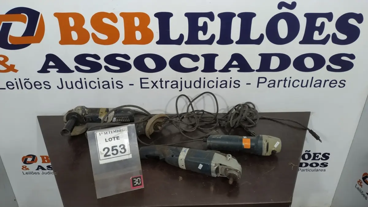 04 LIXADEIRAS. (NO ESTADO) ATENÇÃO! FAZER A VISITAÇÃO ANTES DE ARREMATAR, NÃO SABEMOS SE FUNCIONA, LEILÃO NÃO TEM GARANTIA E NEM DEVOLUÇÃO, SUJEITO A POSSÍVEIS AVARIAS VISÍVEIS/OCULTAS E/OU AUSÊNCIA DE COMPONENTES