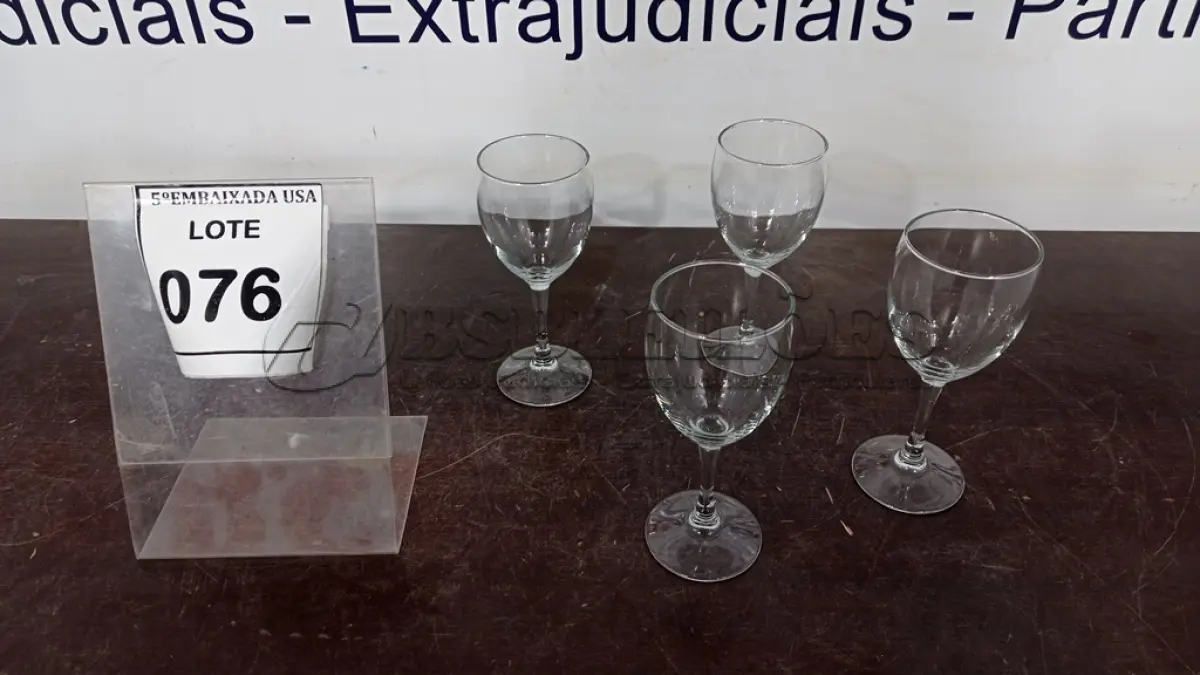 LOTE 076 - 04 TAÇAS EM VIDRO. (NO ESTADO EM QUE SE ENCONTRA. SUJEITO A AVARIAS OCULTAS/VISÍVEIS.)