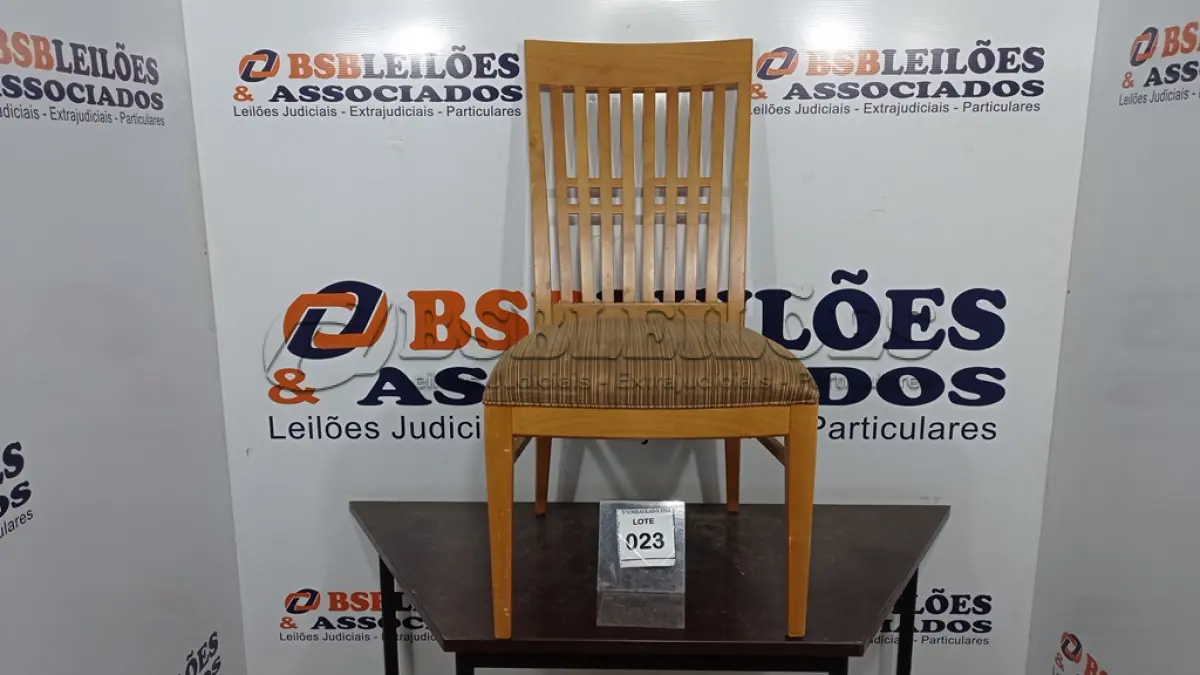 LOTE 023 - 01 CADEIRA DE COZINHA. (NO ESTADO EM QUE SE ENCONTRA. SUJEITO A AVARIAS OCULTAS/VISÍVEIS.) BF8696V