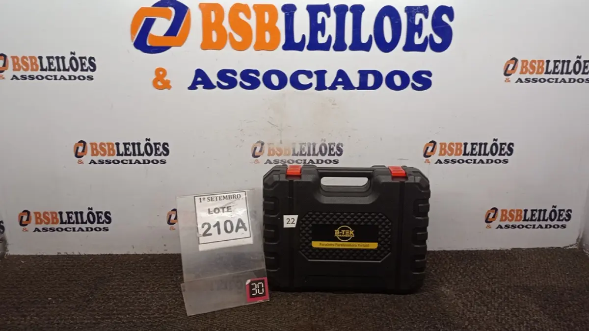 01 PARAFUSADEIRA 36V DUAS BATERIAS COM MALETA E BITS. (NO ESTADO) ATENÇÃO! FAZER A VISITAÇÃO ANTES DE ARREMATAR, NÃO SABEMOS SE FUNCIONA, LEILÃO NÃO TEM GARANTIA E NEM DEVOLUÇÃO, SUJEITO A POSSÍVEIS AVARIAS VISÍVEIS/OCULTAS E/OU AUSÊNCIA DE COMPONENTES.