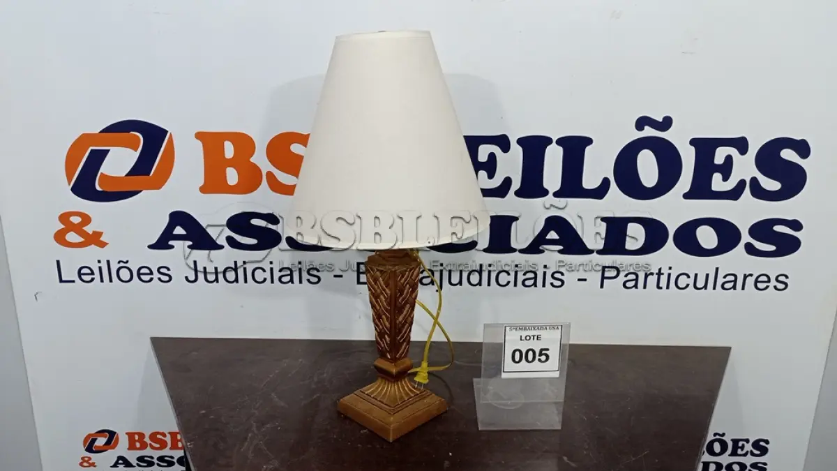 LOTE 005 - 01 ABAJUR. (NO ESTADO EM QUE SE ENCONTRA. SUJEITO A AVARIAS OCULTAS/VISÍVEIS.) AU2335A
