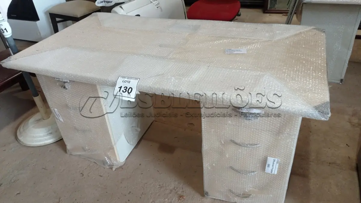 LOTE 130 - 01 MESA EM MADEIRA COM 02 GAVETEIROS. (NO ESTADO EM QUE SE ENCONTRA. SUJEITO A AVARIAS OCULTAS/VISÍVEIS.)