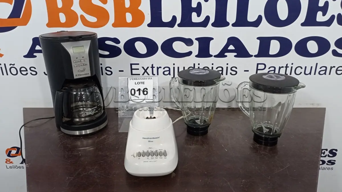 LOTE 016 - 01 CAFETEIRA ELECTROLUX 220V, 01 BASE DE LIGUIFICADORS HAMILTON BEACH 110V E 02 COPOS DE LIGUIFICADOR EM VIDRO. (NO ESTADO EM QUE SE ENCONTRA. SUJEITO A AVARIAS OCULTAS/VISÍVEIS.)