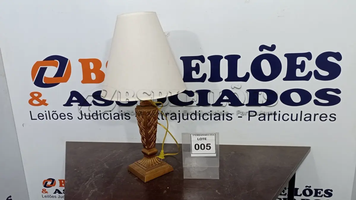 LOTE 005 - 01 ABAJUR. (NO ESTADO EM QUE SE ENCONTRA. SUJEITO A AVARIAS OCULTAS/VISÍVEIS.) AU2335A