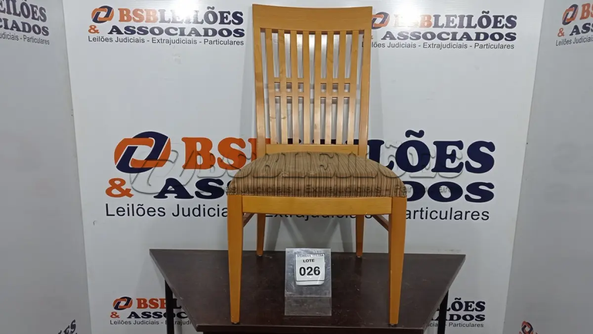 LOTE 026 - 01 CADEIRA DE COZINHA. (NO ESTADO EM QUE SE ENCONTRA. SUJEITO A AVARIAS OCULTAS/VISÍVEIS.) BF8696U