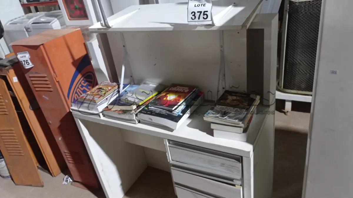 LOTE 375 - 01 RACK DE MADEIRA, 03 PRATELEIRAS E LIVROS DIVERSOS. (NO ESTADO) ATENÇÃO! FAZER A VISITAÇÃO ANTES DE ARREMATAR, NÃO SABEMOS SE FUNCIONA, LEILÃO NÃO TEM GARANTIA E NEM DEVOLUÇÃO, SUJEITO A POSSÍVEIS AVARIAS VISÍVEIS/OCULTAS E/OU AUSÊNCIA DE COMPONENTES