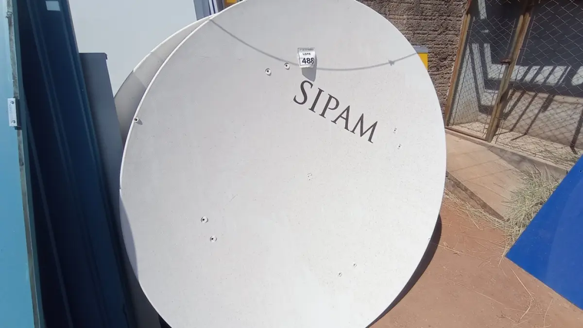 02 ANTENAS PARABÓLICAS COM BASE. (NO ESTADO) ATENÇÃO! FAZER A VISITAÇÃO ANTES DE ARREMATAR, NÃO SABEMOS SE FUNCIONA, LEILÃO NÃO TEM GARANTIA E NEM DEVOLUÇÃO, SUJEITO A POSSÍVEIS AVARIAS VISÍVEIS/OCULTAS E/OU AUSÊNCIA DE COMPONENTES.