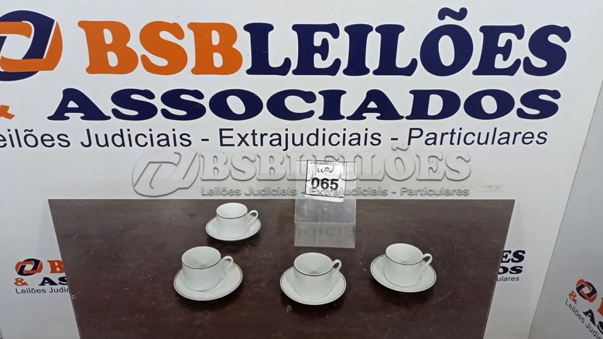 LOTE 065 - 04 XÍCARAS COM 04 PIRES. (NO ESTADO EM QUE SE ENCONTRA. SUJEITO A AVARIAS OCULTAS/VISÍVEIS.)