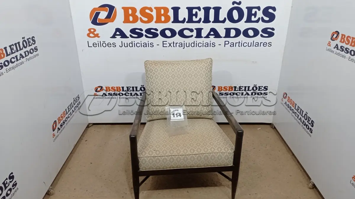 LOTE 114 - 01 POLTRONA. (NO ESTADO EM QUE SE ENCONTRA. SUJEITO A AVARIAS OCULTAS/VISÍVEIS.)AU2176U
