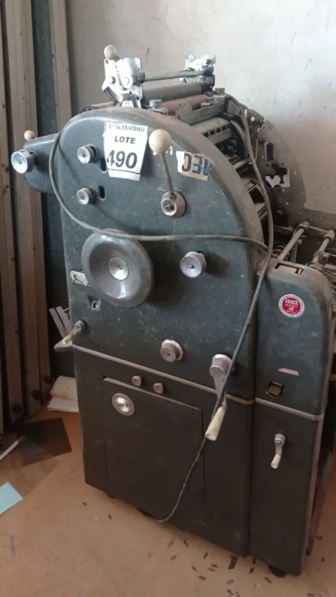 01 MÁQUINA IMPRESSORA OFFSET. (NO ESTADO) ATENÇÃO! FAZER A VISITAÇÃO ANTES DE ARREMATAR, NÃO SABEMOS SE FUNCIONA, LEILÃO NÃO TEM GARANTIA E NEM DEVOLUÇÃO, SUJEITO A POSSÍVEIS AVARIAS VISÍVEIS/OCULTAS E/OU AUSÊNCIA DE COMPONENTES.