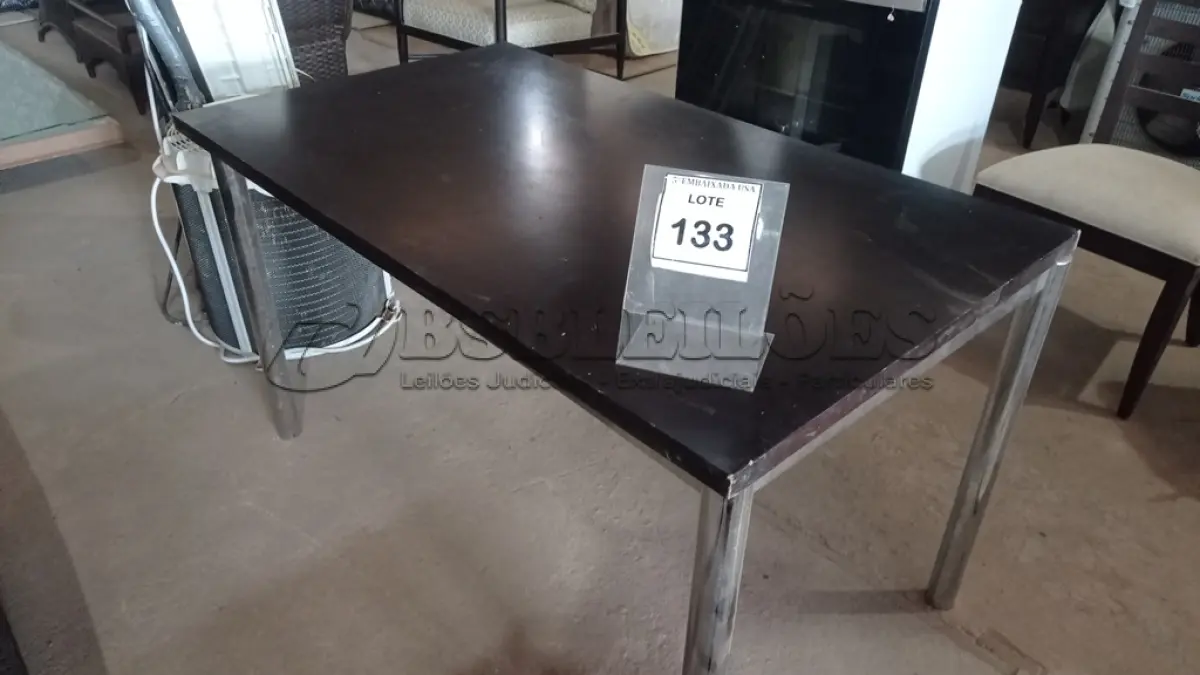 LOTE 133 - 01 MESA TAMPO DE MADEIRA PERNAS DE FERRO. (NO ESTADO EM QUE SE ENCONTRA. SUJEITO A AVARIAS OCULTAS/VISÍVEIS.)