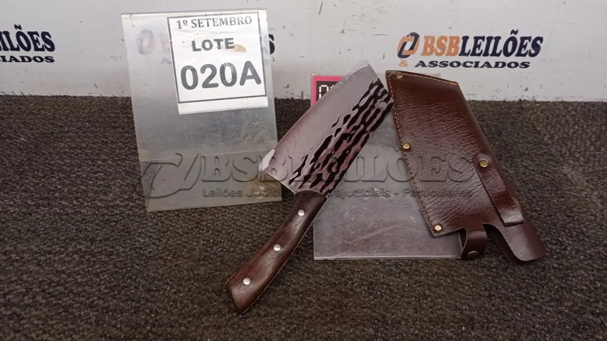 LOTE 020 - 01 CUTELO IMPORTADA AÇO INOXIDÁVEL CABO EM MADEIRA FULL TANG BAINHA DE NAPA TAMANHO TOTAL 30CM PESO 318G JÁ AFIADA. (NO ESTADO) ATENÇÃO! FAZER A VISITAÇÃO ANTES DE ARREMATAR, NÃO SABEMOS SE FUNCIONA, LEILÃO NÃO TEM GARANTIA E NEM DEVOLUÇÃO, SUJEITO A POSSÍVEIS AVARIAS VISÍVEIS/OCULTAS E/OU AUSÊNCIA DE COMPONENTES.