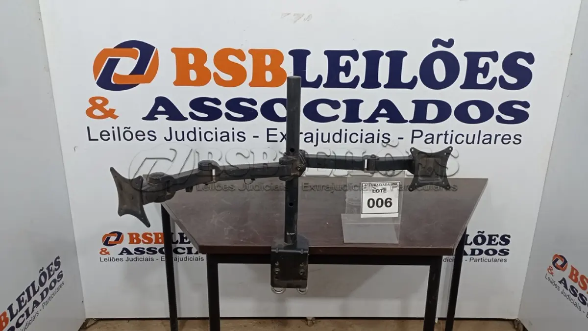 LOTE 006 - 01 SUPORTE DUPLO PARA MONITORES. (NO ESTADO EM QUE SE ENCONTRA. SUJEITO A AVARIAS OCULTAS/VISÍVEIS.)