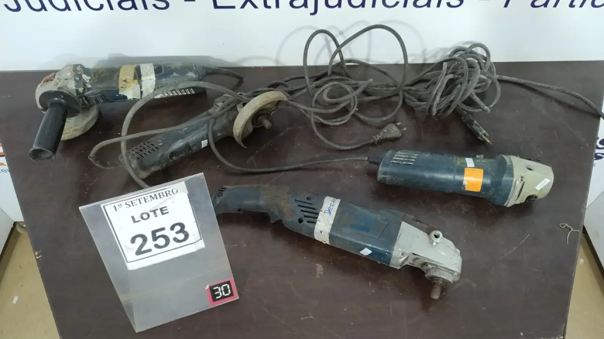 04 LIXADEIRAS. (NO ESTADO) ATENÇÃO! FAZER A VISITAÇÃO ANTES DE ARREMATAR, NÃO SABEMOS SE FUNCIONA, LEILÃO NÃO TEM GARANTIA E NEM DEVOLUÇÃO, SUJEITO A POSSÍVEIS AVARIAS VISÍVEIS/OCULTAS E/OU AUSÊNCIA DE COMPONENTES