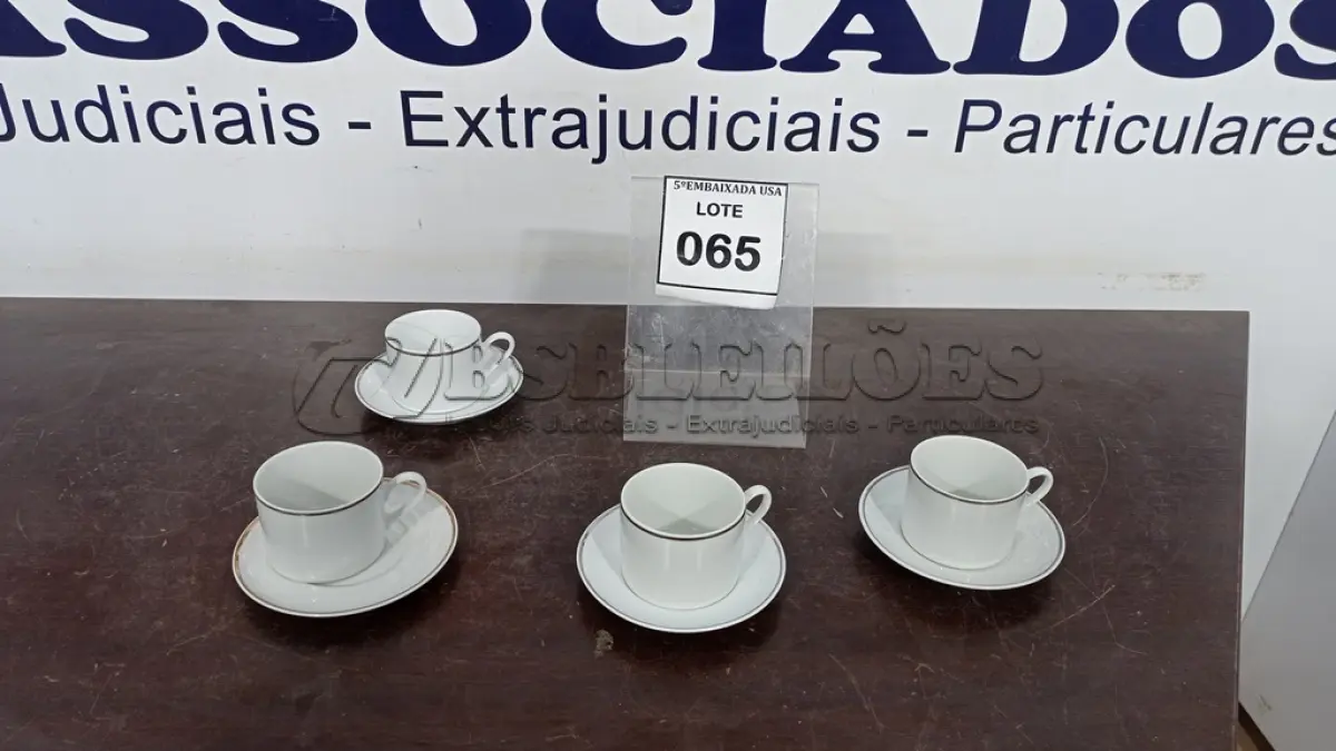 LOTE 065 - 04 XÍCARAS COM 04 PIRES. (NO ESTADO EM QUE SE ENCONTRA. SUJEITO A AVARIAS OCULTAS/VISÍVEIS.)