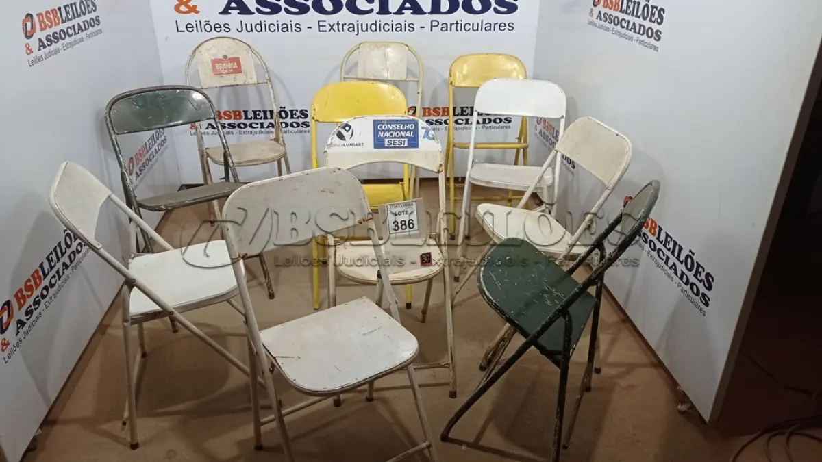 LOTE 386 - 11 CADEIRAS DE FERRO DOBRÁVEL. (NO ESTADO) ATENÇÃO! FAZER A VISITAÇÃO ANTES DE ARREMATAR, NÃO SABEMOS SE FUNCIONA, LEILÃO NÃO TEM GARANTIA E NEM DEVOLUÇÃO, SUJEITO A POSSÍVEIS AVARIAS VISÍVEIS/OCULTAS E/OU AUSÊNCIA DE COMPONENTES.