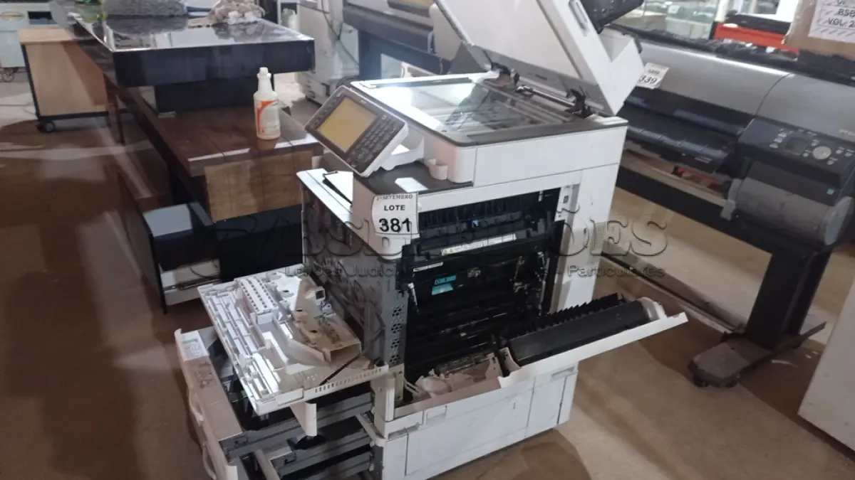 LOTE 381 - 01 COPIADORA MULTIFUNCIONAL MARCA RICOH MODELO MP C5503. (NO ESTADO) ATENÇÃO! FAZER A VISITAÇÃO ANTES DE ARREMATAR, NÃO SABEMOS SE FUNCIONA, LEILÃO NÃO TEM GARANTIA E NEM DEVOLUÇÃO, SUJEITO A POSSÍVEIS AVARIAS VISÍVEIS/OCULTAS E/OU AUSÊNCIA DE COMPONENTES.