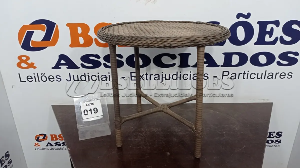 LOTE 019 - 01 MESINHA DE CANTO DE JARDIM. (NO ESTADO EM QUE SE ENCONTRA. SUJEITO A AVARIAS OCULTAS/VISÍVEIS.) BF8625S