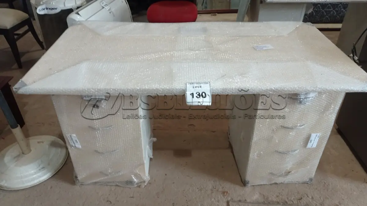 LOTE 130 - 01 MESA EM MADEIRA COM 02 GAVETEIROS. (NO ESTADO EM QUE SE ENCONTRA. SUJEITO A AVARIAS OCULTAS/VISÍVEIS.)