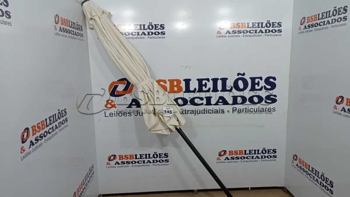 LOTE 143 - 01 GUARDA SOL. (NO ESTADO EM QUE SE ENCONTRA. SUJEITO A AVARIAS OCULTAS/VISÍVEIS.) BJ7374W