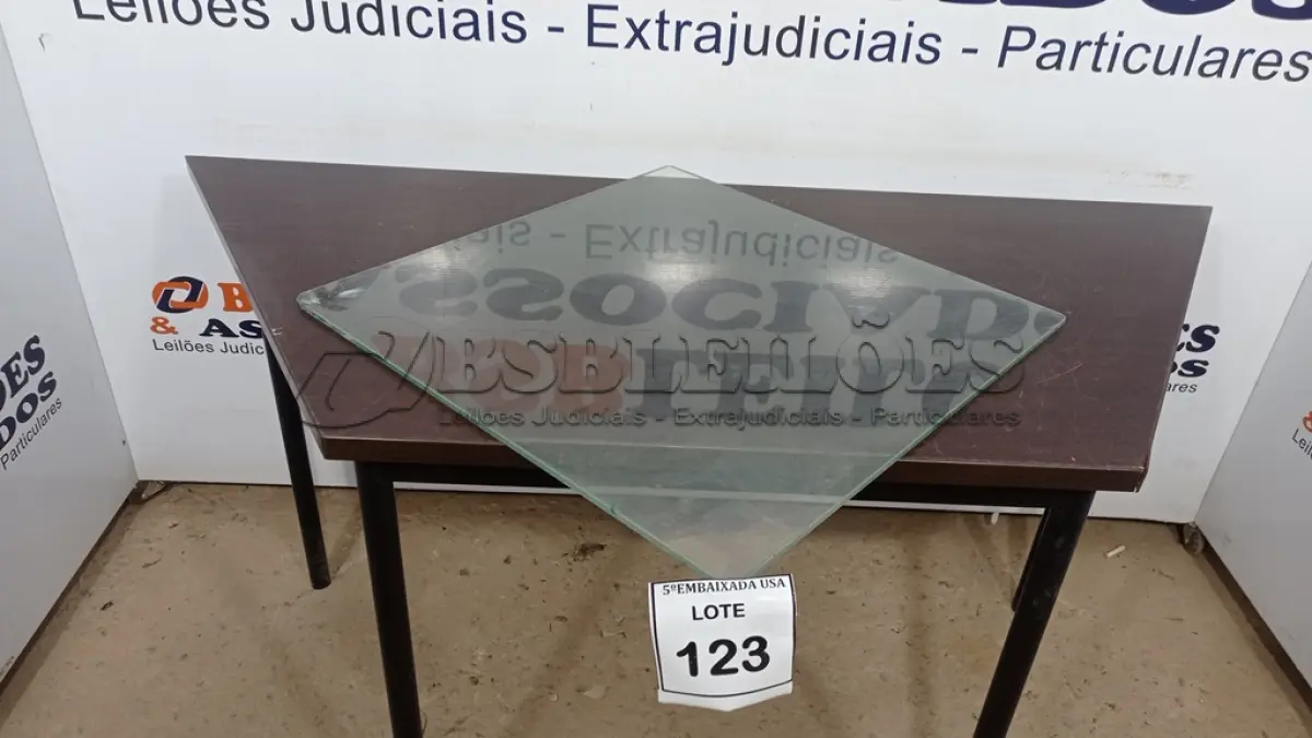 LOTE 123 - 01 VIDRO QUADRADO 0,57CM X 0,57CM COM AVARIAS. (NO ESTADO EM QUE SE ENCONTRA. SUJEITO A AVARIAS OCULTAS/VISÍVEIS.)