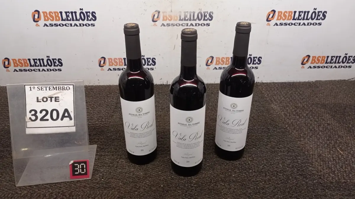 03 GARRAFAS DE VINHO TINTO VALA REAL PORTUGUÊS SAFRA 2019 750ML. (NO ESTADO) ATENÇÃO! FAZER A VISITAÇÃO ANTES DE ARREMATAR, NÃO SABEMOS SE FUNCIONA, LEILÃO NÃO TEM GARANTIA E NEM DEVOLUÇÃO, SUJEITO A POSSÍVEIS AVARIAS VISÍVEIS/OCULTAS E/OU AUSÊNCIA DE COMPONENTES.