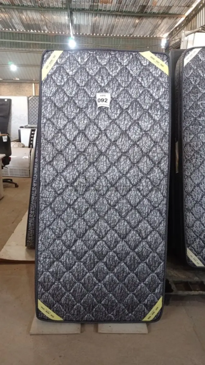 LOTE 092 - 01 COLCHÃO DE SOLTEIRO COM BASE 1,88CM X 0,88CM. (NO ESTADO EM QUE SE ENCONTRA. SUJEITO A AVARIAS OCULTAS/VISÍVEIS.) BJ7216G
