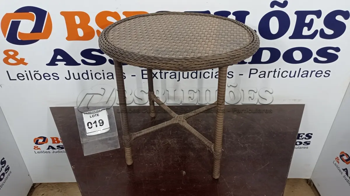 LOTE 019 - 01 MESINHA DE CANTO DE JARDIM. (NO ESTADO EM QUE SE ENCONTRA. SUJEITO A AVARIAS OCULTAS/VISÍVEIS.) BF8625S