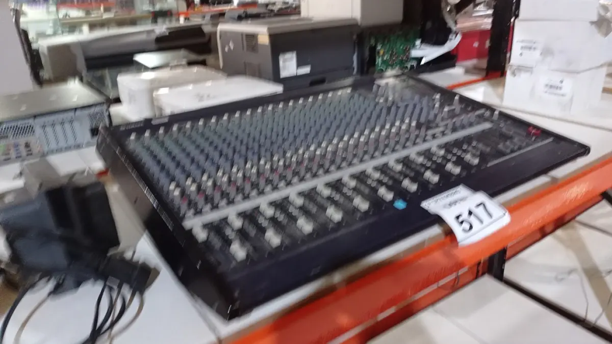 01 MESA AMPLIFICADORA DE SOM COM FONTE. (NO ESTADO) ATENÇÃO! FAZER A VISITAÇÃO ANTES DE ARREMATAR, NÃO SABEMOS SE FUNCIONA. LEILÃO NÃO TEM GARANTIA E NEM DEVOLUÇÃO, SUJEITO A POSSÍVEIS AVARIAS VISÍVEIS/OCULTAS E/OU AUSÊNCIA DE COMPONENTES.