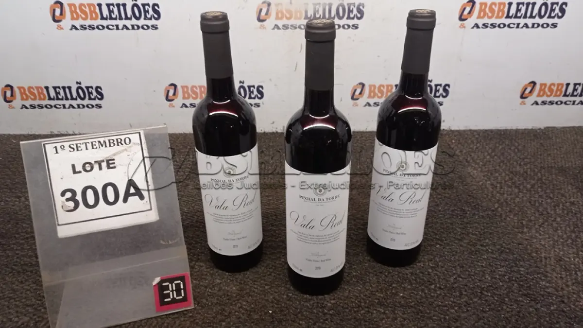 LOTE 300 - 03 GARRAFAS DE VINHO TINTO VALA REAL PORTUGUÊS SAFRA 2019 750ML. (NO ESTADO) ATENÇÃO! FAZER A VISITAÇÃO ANTES DE ARREMATAR, NÃO SABEMOS SE FUNCIONA, LEILÃO NÃO TEM GARANTIA E NEM DEVOLUÇÃO, SUJEITO A POSSÍVEIS AVARIAS VISÍVEIS/OCULTAS E/OU AUSÊNCIA DE COMPONENTES.