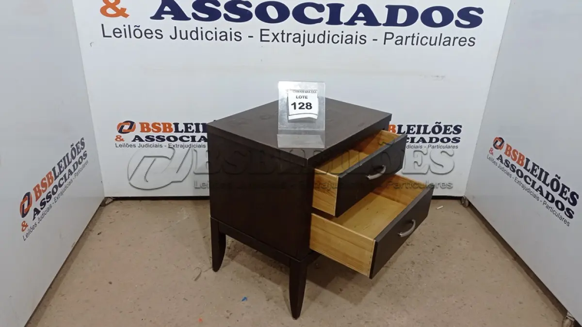 LOTE 128 - 01 MESA DE CABECEIRA. (NO ESTADO EM QUE SE ENCONTRA. SUJEITO A AVARIAS OCULTAS/VISÍVEIS.)AU2157w