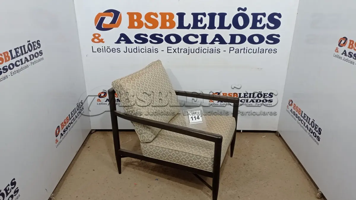 LOTE 114 - 01 POLTRONA. (NO ESTADO EM QUE SE ENCONTRA. SUJEITO A AVARIAS OCULTAS/VISÍVEIS.)AU2176U
