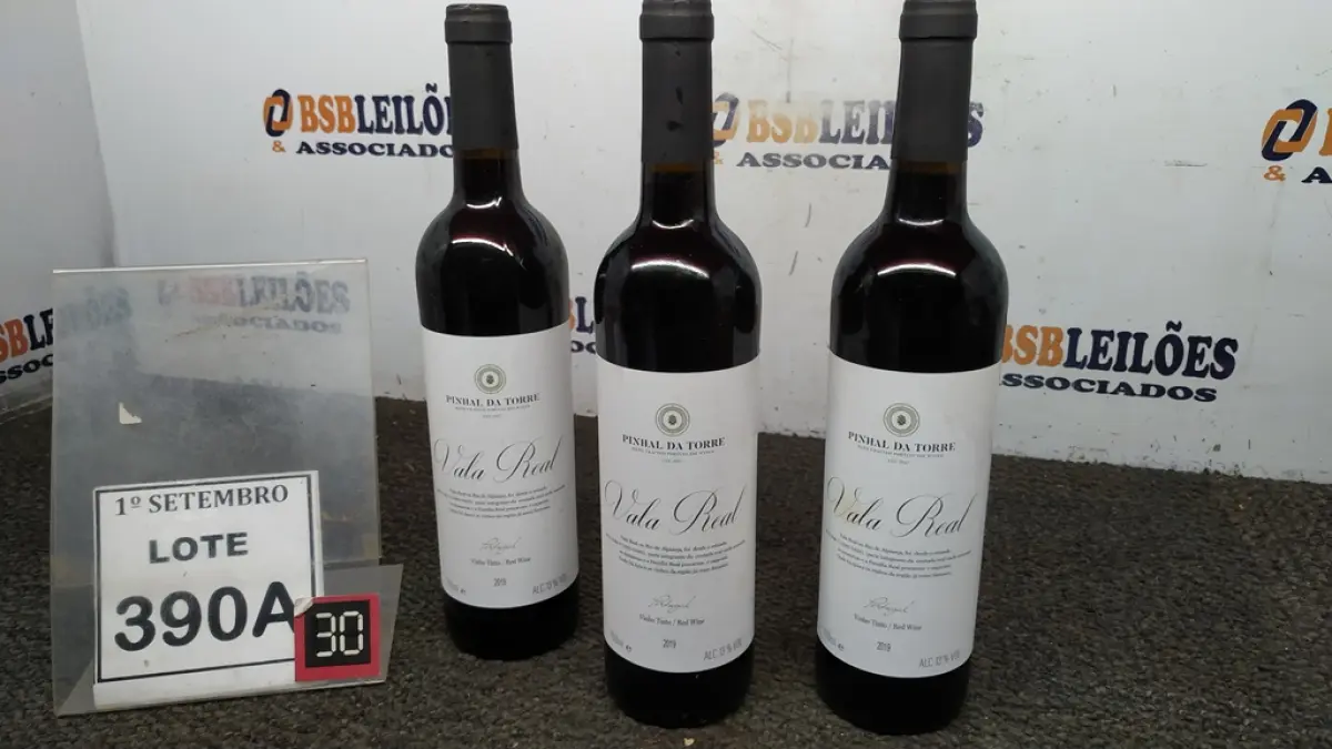 03 GARRAFAS DE VINHO TINTO VALA REAL PORTUGUÊS SAFRA 2019 750ML. (NO ESTADO) ATENÇÃO! FAZER A VISITAÇÃO ANTES DE ARREMATAR, NÃO SABEMOS SE FUNCIONA, LEILÃO NÃO TEM GARANTIA E NEM DEVOLUÇÃO, SUJEITO A POSSÍVEIS AVARIAS VISÍVEIS/OCULTAS E/OU AUSÊNCIA DE COMPONENTES.