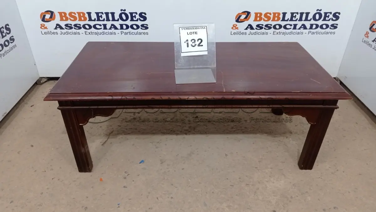 LOTE 132 - 01 MESA DE CENTRO. (NO ESTADO EM QUE SE ENCONTRA. SUJEITO A AVARIAS OCULTAS/VISÍVEIS.) BJ7394M