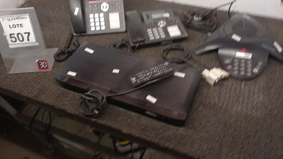 02 APARELHOS DE TELEFONE IP, 01 BLUE RAY E 01 APARELHO DE ÁUDIO CONFERENCIA POLYCOM. (NO ESTADO) ATENÇÃO! FAZER A VISITAÇÃO ANTES DE ARREMATAR, NÃO SABEMOS SE FUNCIONA, LEILÃO NÃO TEM GARANTIA E NEM DEVOLUÇÃO, SUJEITO A POSSÍVEIS AVARIAS VISÍVEIS/OCULTAS E/OU AUSÊNCIA DE COMPONENTES.