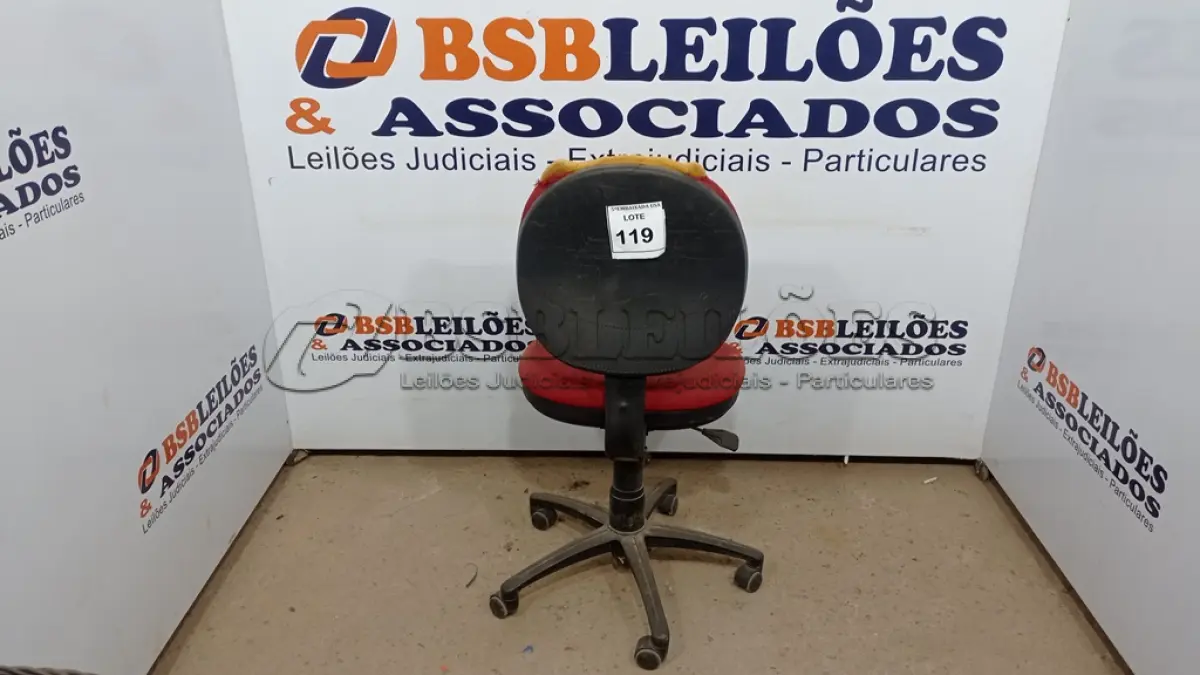 LOTE 119 - 01 CADEIRA GIRATÓRIA PARA ESCRITÓRIO NA COR VERMELHA. (NO ESTADO EM QUE SE ENCONTRA. SUJEITO A AVARIAS OCULTAS/VISÍVEIS.)