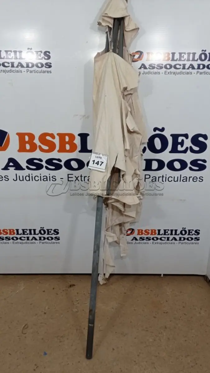LOTE 147 - 01 UMBRELLA. (NO ESTADO EM QUE SE ENCONTRA. SUJEITO A AVARIAS OCULTAS/VISÍVEIS.) BH1583F