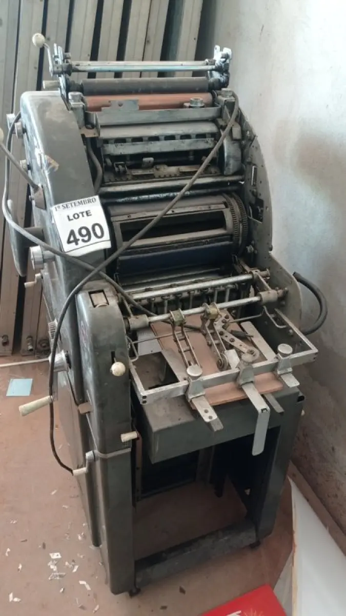 01 MÁQUINA IMPRESSORA OFFSET. (NO ESTADO) ATENÇÃO! FAZER A VISITAÇÃO ANTES DE ARREMATAR, NÃO SABEMOS SE FUNCIONA, LEILÃO NÃO TEM GARANTIA E NEM DEVOLUÇÃO, SUJEITO A POSSÍVEIS AVARIAS VISÍVEIS/OCULTAS E/OU AUSÊNCIA DE COMPONENTES.