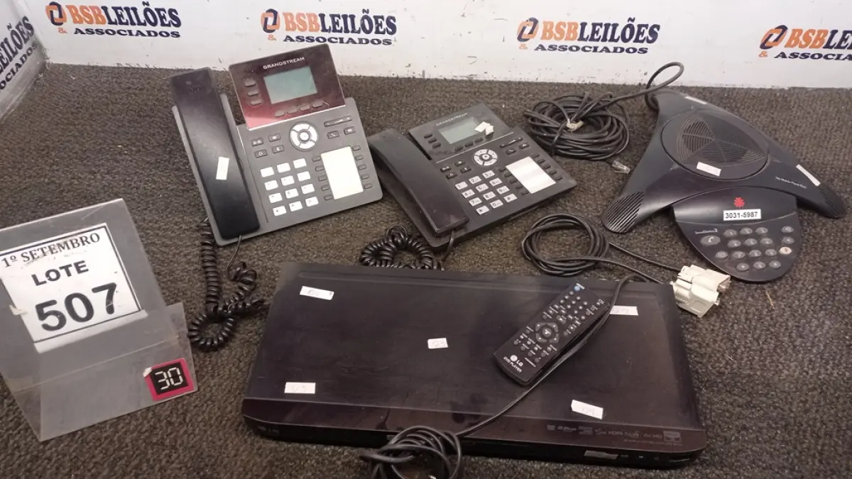 02 APARELHOS DE TELEFONE IP, 01 BLUE RAY E 01 APARELHO DE ÁUDIO CONFERENCIA POLYCOM. (NO ESTADO) ATENÇÃO! FAZER A VISITAÇÃO ANTES DE ARREMATAR, NÃO SABEMOS SE FUNCIONA, LEILÃO NÃO TEM GARANTIA E NEM DEVOLUÇÃO, SUJEITO A POSSÍVEIS AVARIAS VISÍVEIS/OCULTAS E/OU AUSÊNCIA DE COMPONENTES.