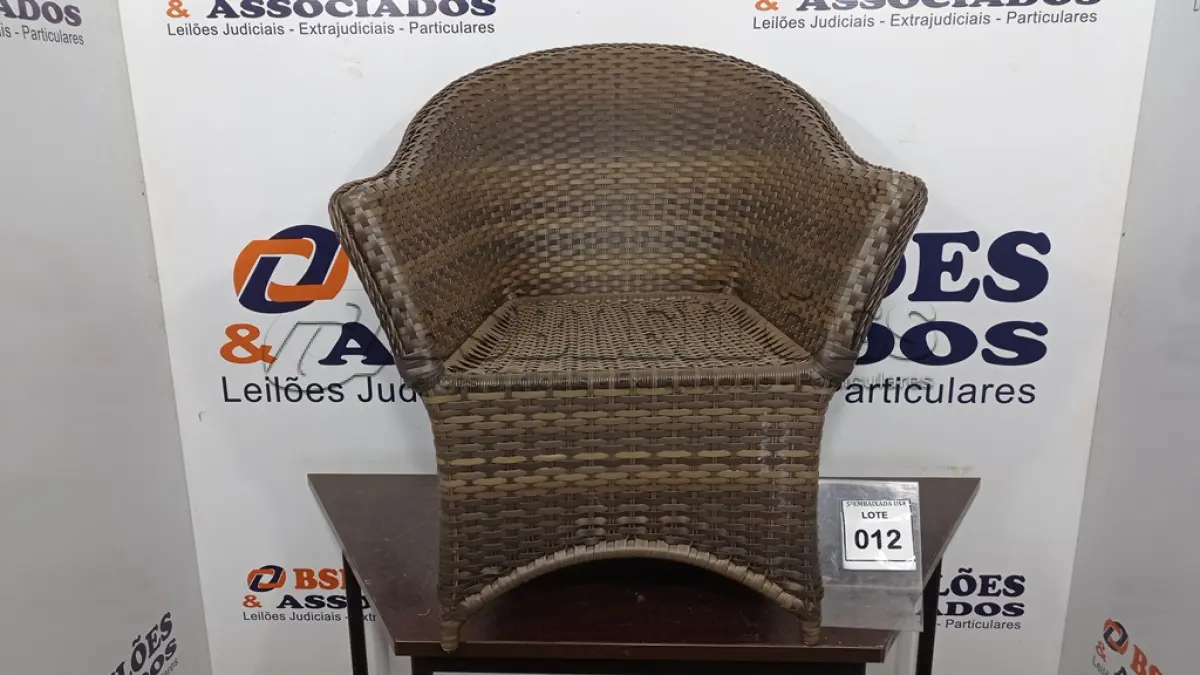 LOTE 012 - 01 CADEIRA DE JARDIM. (NO ESTADO EM QUE SE ENCONTRA. SUJEITO A AVARIAS OCULTAS/VISÍVEIS.) AV9405Y