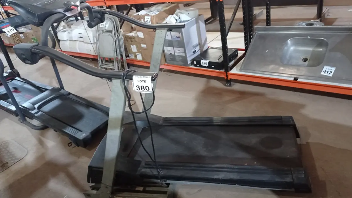 01 ESTEIRA ERGOMÉTRICA MARCA REEBOK. (NO ESTADO) ATENÇÃO! FAZER A VISITAÇÃO ANTES DE ARREMATAR, NÃO SABEMOS SE FUNCIONA, LEILÃO NÃO TEM GARANTIA E NEM DEVOLUÇÃO, SUJEITO A POSSÍVEIS AVARIAS VISÍVEIS/OCULTAS E/OU AUSÊNCIA DE COMPONENTES.