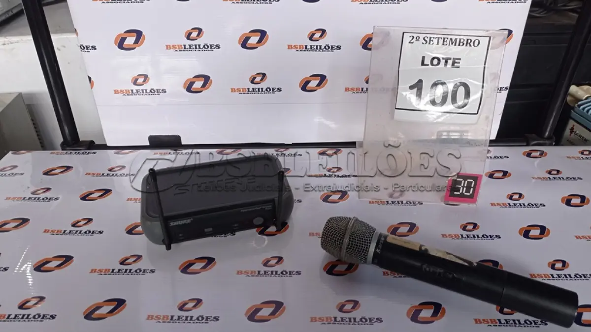 LOTE 100 - 01 MICROFONE E 01 RECEPTOR. (NO ESTADO) ATENÇÃO! FAZER A VISITAÇÃO ANTES DE ARREMATAR, NÃO SABEMOS SE FUNCIONA, LEILÃO NÃO TEM GARANTIA E NEM DEVOLUÇÃO, SUJEITO A POSSÍVEIS AVARIAS VISÍVEIS/OCULTAS E/OU AUSÊNCIA DE COMPONENTES.