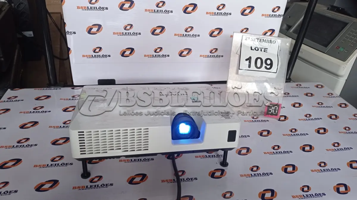 LOTE 109 - 01 PROJETOR MARCA HITACHI. (NO ESTADO) ATENÇÃO! FAZER A VISITAÇÃO ANTES DE ARREMATAR, NÃO SABEMOS SE FUNCIONA, LEILÃO NÃO TEM GARANTIA E NEM DEVOLUÇÃO, SUJEITO A POSSÍVEIS AVARIAS VISÍVEIS/OCULTAS E/OU AUSÊNCIA DE COMPONENTES.
