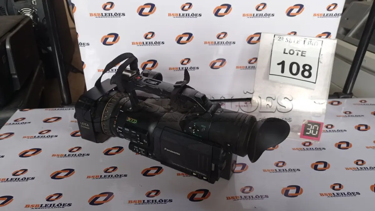 LOTE 108 - 01 FILMADORA PROFISSIONAL PANASONIC MODELO DVX100B. (NO ESTADO) ATENÇÃO! FAZER A VISITAÇÃO ANTES DE ARREMATAR, NÃO SABEMOS SE FUNCIONA, LEILÃO NÃO TEM GARANTIA E NEM DEVOLUÇÃO, SUJEITO A POSSÍVEIS AVARIAS VISÍVEIS/OCULTAS E/OU AUSÊNCIA DE COMPONENTES.