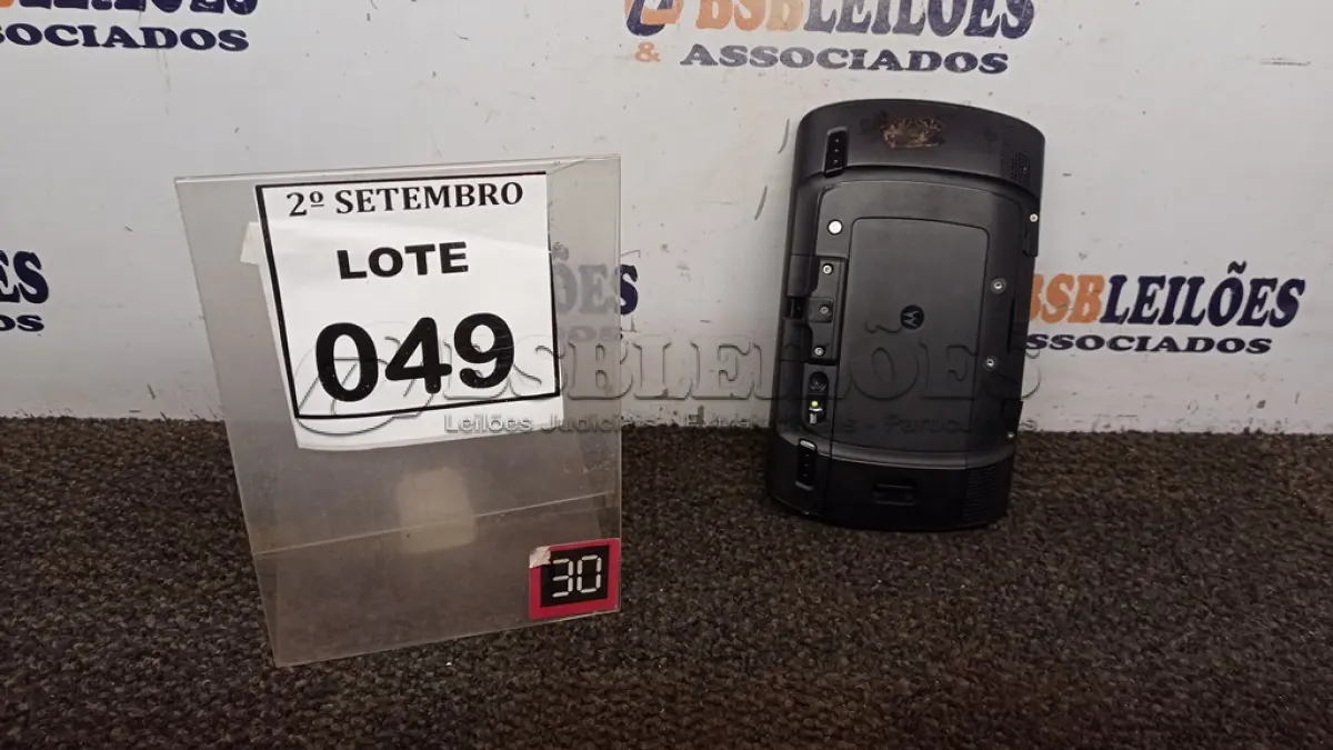 LOTE 049 - 01 TABLET MARCA MOTOROLA. (NO ESTADO) ATENÇÃO! FAZER A VISITAÇÃO ANTES DE ARREMATAR, NÃO SABEMOS SE FUNCIONA, LEILÃO NÃO TEM GARANTIA E NEM DEVOLUÇÃO, SUJEITO A POSSÍVEIS AVARIAS VISÍVEIS/OCULTAS E/OU AUSÊNCIA DE COMPONENTES.
