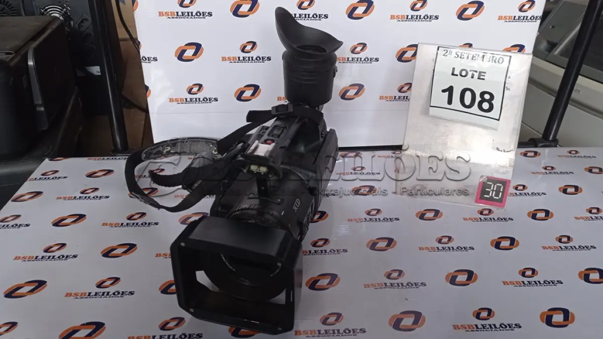 LOTE 108 - 01 FILMADORA PROFISSIONAL PANASONIC MODELO DVX100B. (NO ESTADO) ATENÇÃO! FAZER A VISITAÇÃO ANTES DE ARREMATAR, NÃO SABEMOS SE FUNCIONA, LEILÃO NÃO TEM GARANTIA E NEM DEVOLUÇÃO, SUJEITO A POSSÍVEIS AVARIAS VISÍVEIS/OCULTAS E/OU AUSÊNCIA DE COMPONENTES.